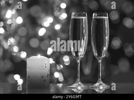 Verres avec champagne et bougie, soirée romantique Banque D'Images