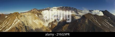 Panorama aérien du cratère avec fumerolles du volcan Mutnovsky actif, Kamchatka, Russie, Europe Banque D'Images