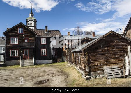 Roros, Norvège, mai 2015 : Maison traditionnelle en bois dans le village minier historique de Roros, en Europe Banque D'Images