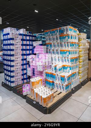 Italie - 25 septembre 2024 : rouleaux de papier toilette en paquets empilés sur des palettes exposées à la vente dans le magasin italien Discount Banque D'Images