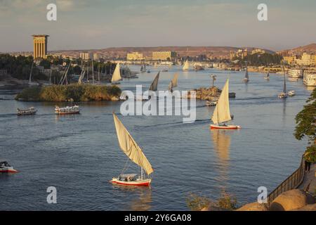 Beau paysage panoramique avec des bateaux felouques sur le Nil à Assouan au coucher du soleil, Egypte, Afrique Banque D'Images