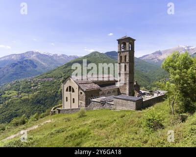 Paysage avec antenne vieille église près du lac de Côme entre les montagnes en Italie Banque D'Images