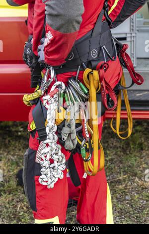 EQUIPEMENT des sauveteurs en hauteur des pompiers de Gelsenkirchen, pratiquant la descente en rappel à partir d'une éolienne d'une hauteur de 110 mètres après le sauvetage Banque D'Images