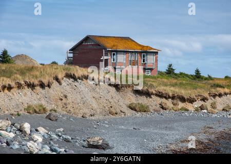 Fixateur en bois rouge délabré abandonné supérieur près de la plage à Witless Bay, Terre-Neuve-et-Labrador, Canada Banque D'Images