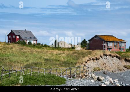 Fixateur en bois rouge délabré abandonné supérieur près de la plage à Witless Bay, Terre-Neuve-et-Labrador, Canada Banque D'Images