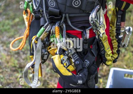 EQUIPEMENT des sauveteurs en hauteur des pompiers de Gelsenkirchen, pratiquant la descente en rappel à partir d'une éolienne d'une hauteur de 110 mètres après le sauvetage Banque D'Images