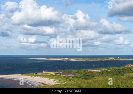 Dune de l'île de haute mer Helgoland, vue de l'Oberland Helgolaender, plage sud avec auberge de jeunesse, dune plage sud avec phare, SK nuageux Banque D'Images