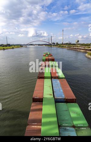 Le cargo néerlandais Vrido, chargé de conteneurs, sur le Rhin près de Duisbourg, descendant, derrière le pont de solidarité sur le Rhin, Banque D'Images