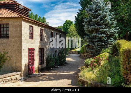 Maisons en pierre au bord de la rivière dans le village pittoresque d'Allariz, Galice. Banque D'Images