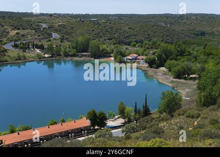 Vue sur un lac tranquille avec les maisons environnantes, les arbres et les collines sous un ciel bleu, vue depuis la plate-forme d'observation, Mirador de la Laguna del Rey, Lagun Banque D'Images