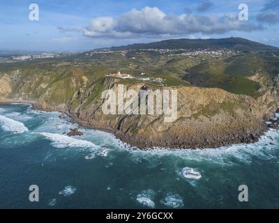 Vue aérienne du phare au Cap Roca (Cabo da Roca) au coucher du soleil, le point le plus occidental de l'Europe continentale, Portugal, Europe Banque D'Images