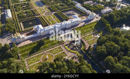Vue aérienne sur le Palais Petrodvorets dans le parc Peterhof, une banlieue de Pétersbourg, Russie, Europe Banque D'Images