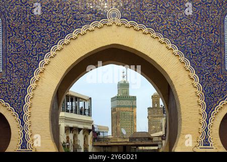 Vue à travers la porte Bab Bou Jeloud (la porte bleue) située à Fès, Maroc, Afrique Banque D'Images