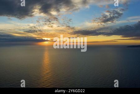 Vue aérienne du beau coucher de soleil coloré et de la surface de la mer Banque D'Images