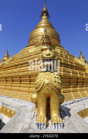 La principale pagode Kuthodaw au golden temple à Mandalay City, le Myanmar (Birmanie) Banque D'Images