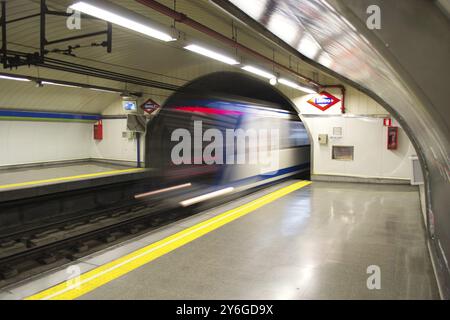 Madrid, Espagne, mai 2012 : train arrivant dans une station de métro à Madrid, Espagne. Longue exposition, Europe Banque D'Images