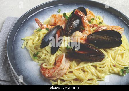 Nourriture, Spaghetti carbonara, avec crevettes et moules, fruits de mer dans une sauce crémeuse à l'ail, fait maison, pas de gens Banque D'Images