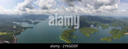 Vue panoramique aérienne du lac Cheow LAN, parc national de Khao Sok dans le sud de la Thaïlande Banque D'Images