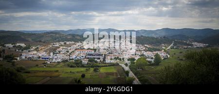 Aljezur, Portugal, septembre 2022 : vue aérienne de la ville sur la nouvelle partie d'Aljezur dans l'Algarve, Portugal, Europe Banque D'Images