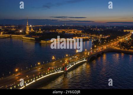 Vue aérienne de la forteresse Pierre et Paul et du pont Troitskiy après le coucher du soleil, Saint-Pétersbourg, Russie, Europe Banque D'Images