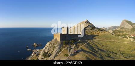 Vue panoramique aérienne de la forteresse génoise à Sudak, Crimée Banque D'Images