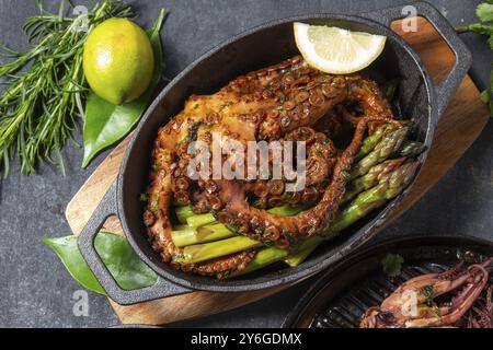 Nourriture, nourriture, table avec plats de fruits de mer, crabes cuits, crevettes tigrées, poulpe grillé et calmars sur une poêle en fonte Banque D'Images