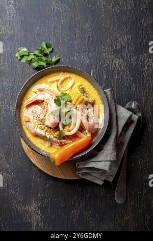 Nourriture, nourriture, soupe péruvienne de fruits de mer Chupe de Camarones dans un bol gris, vue de dessus Banque D'Images