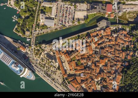 Vue aérienne de dessus d'un grand bateau de croisière dans le port de la ville de Kotor, Monténégro, Europe Banque D'Images