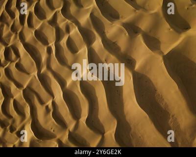 Vue aérienne de dessus sur les dunes de sable dans le désert du Sahara Banque D'Images