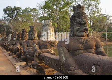 Statues sculptées en pierre de Devas sur le pont vers Angkor Thom, Siem Reap, Cambodge, Asie Banque D'Images