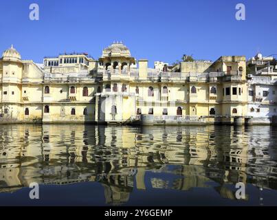 Vue depuis le bateau sur le lac et les palais à Udaipur Inde Banque D'Images