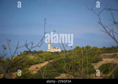 Carvoeiro, Portugal, septembre 2022 : vue sur le phare d'Alfanzina à distance sur les sept randonnées dans la vallée pendante le long de la côte de l'Algarve en Portuga Banque D'Images