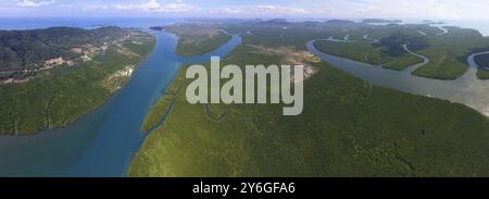 Vue panoramique aérienne sur les estuaires et le détroit sur l'île de Koh Lanta, Thaïlande, Asie Banque D'Images