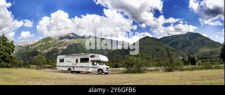 Camping dans les Andes chiliennes de montagne d'Argentine. Voyage en famille voyage vacances sur Camping RV dans les Andes Banque D'Images