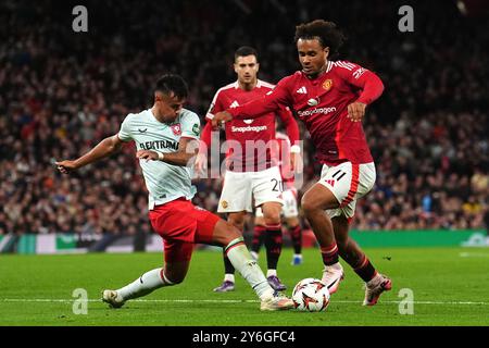 Joshua Zirkzee de Manchester United (à droite) tente un tir au but lors du match de l'UEFA Europa League à Old Trafford, Manchester. Date de la photo : mercredi 25 septembre 2024. Banque D'Images