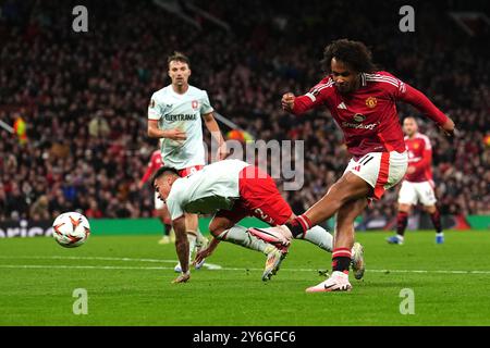 Joshua Zirkzee de Manchester United (à droite) tente un tir au but lors du match de l'UEFA Europa League à Old Trafford, Manchester. Date de la photo : mercredi 25 septembre 2024. Banque D'Images