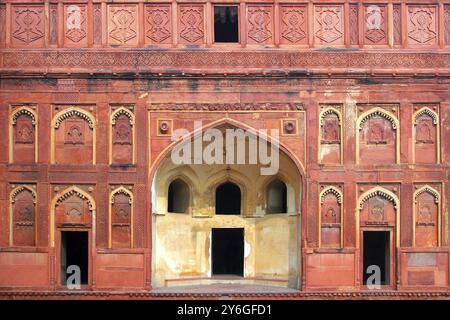 Fragment de construction avec porte dans le fort rouge Agra Inde Banque D'Images