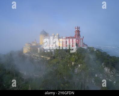 Vue aérienne du Palais de Pena (Palacio da Pena) dans le brouillard et les nuages, Sintra, Portugal, Europe Banque D'Images