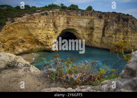 Point de vue à angle élevé sur Praia de Vale Covo à Carvoeiro sur la côte de l'Algarve, Portugal, Europe Banque D'Images