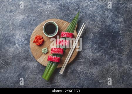 Nourriture, Sushi Rolls sur planche de bois. Fond de pierre. Vue de dessus Banque D'Images