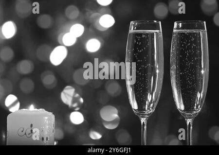 Verres avec champagne et bougie, soirée romantique Banque D'Images