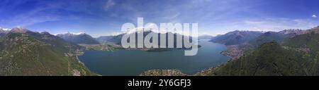 Panorama de l'antenne paysage sur le lac de Como entre les montagnes en Italie Banque D'Images