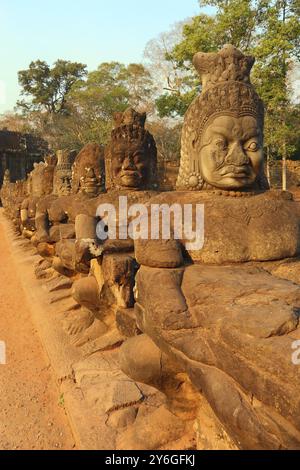 Statues sculptées en pierre de Devas sur le pont vers Angkor Thom, Siem Reap, Cambodge, Asie Banque D'Images