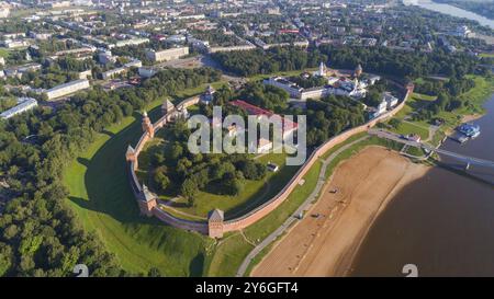 Vue aérienne sur la cathédrale Sainte-Sophie et le Kremlin de Novgorod, Veliky Novgorod, Russie, Europe Banque D'Images