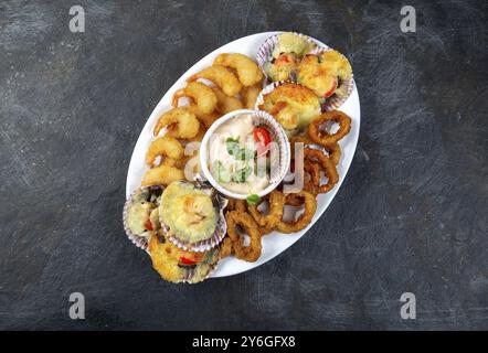 Nourriture, nourriture, nourriture PÉRUVIENNE. Piqueo caliente. Assiette de fruits de mer chaude crevettes frites, rondelles de calmars et noix de Saint-Jacques cuites avec sauce Banque D'Images