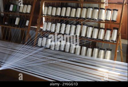 Fil de soie blanc sur l'outil de tissage, lac Inle, Myanmar (Birmanie) Banque D'Images