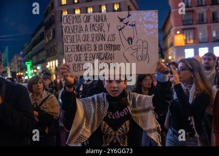 Madrid, Espagne. 25 septembre 2024. Des dizaines de personnes se sont rassemblées ce mercredi sur la Plaza de Callao à Madrid pour soutenir le peuple libanais suite aux attaques menées ces derniers jours par l'État d'Israël. Crédit : D. Canales Carvajal/Alamy Live News Banque D'Images