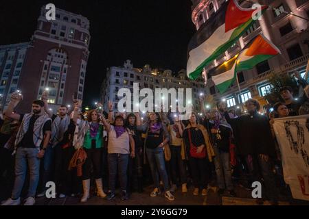 Madrid, Espagne. 25 septembre 2024. Des dizaines de personnes se sont rassemblées ce mercredi sur la Plaza de Callao à Madrid pour soutenir le peuple libanais suite aux attaques menées ces derniers jours par l'État d'Israël. Crédit : D. Canales Carvajal/Alamy Live News Banque D'Images