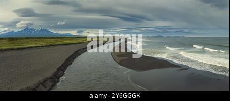 Vue aérienne de l'estuaire sur la plage Khalaktyrsky avec sable noir et volcan sur la péninsule du Kamtchatka, Russie, océan Pacifique, Europe Banque D'Images