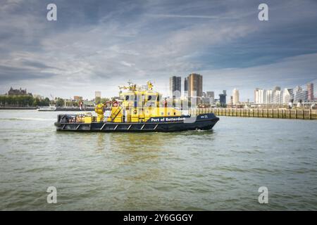 Rotterdam, pays-Bas, septembre 2019 : navire de l'autorité portuaire en patrouille dans le port de Wilhelminapier. Horizon de Rotterdam en arrière-plan Banque D'Images